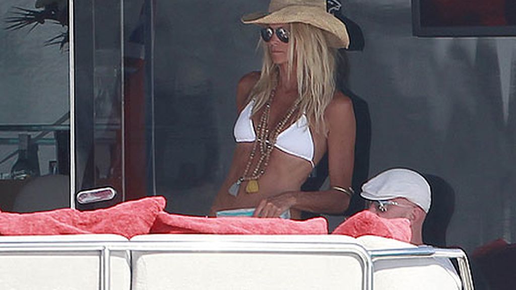 La modelo descansa en la isla de Ibiza