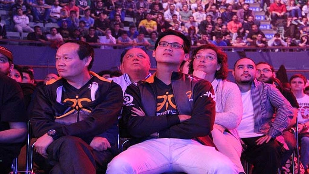 Miles de aficionados jalean a los equipos durante las finales de la 'LCS' en Madrid