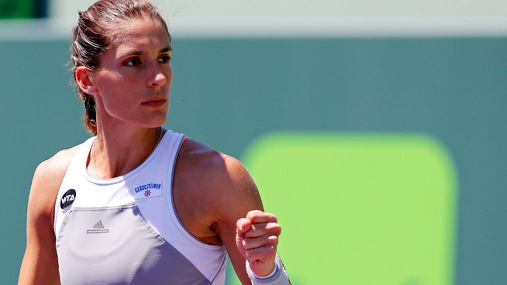 Así es Andrea Petkovic, la tenista que pide matrimonio en Twitter y sube fotos de Messi en calzoncillos