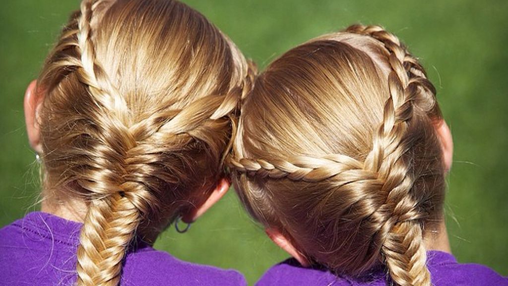 La madre de las pequeñas, Jill Hehat, se encarga de peinarlas