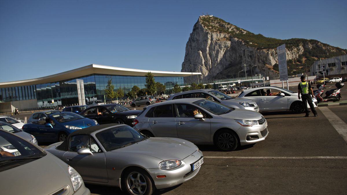 Largas filas de espera para pasar de Gibraltar a España