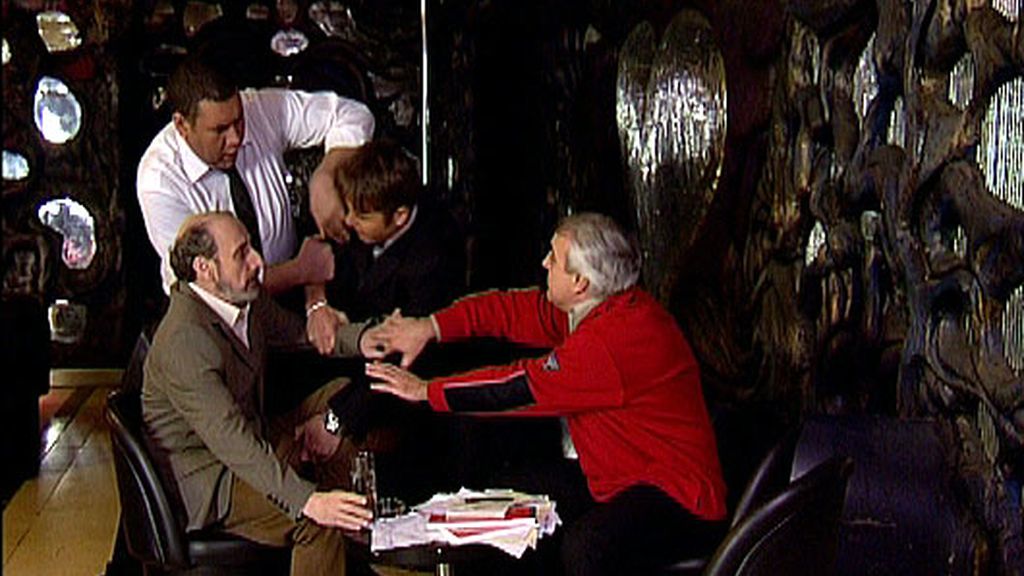 Un teléfono, un puticlub y una humedad terrible