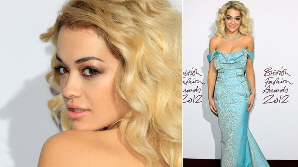 La cantante Rita Ora posó con un vestido palabra de honor con el que presumió de espalda