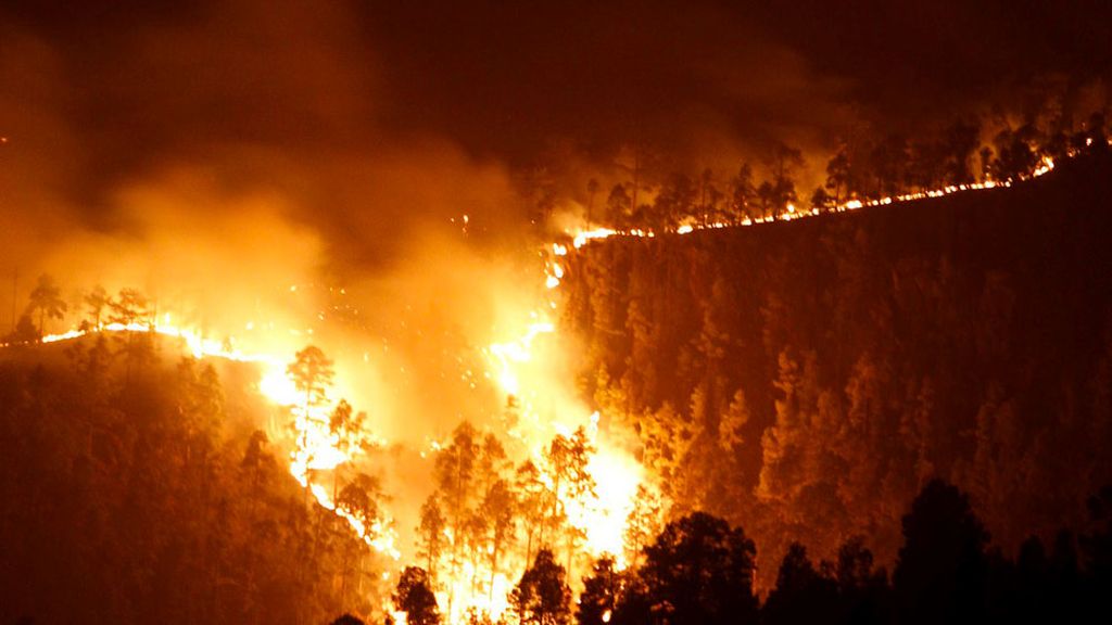 Imagen de la columna de fuego que avanza por las cumbres próximas al municipio de Vilaflor, en el sur de la isla de Tenerife.