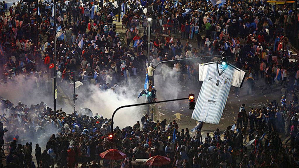Lluvia de golpes y de piedras en la Plaza del Obelisco