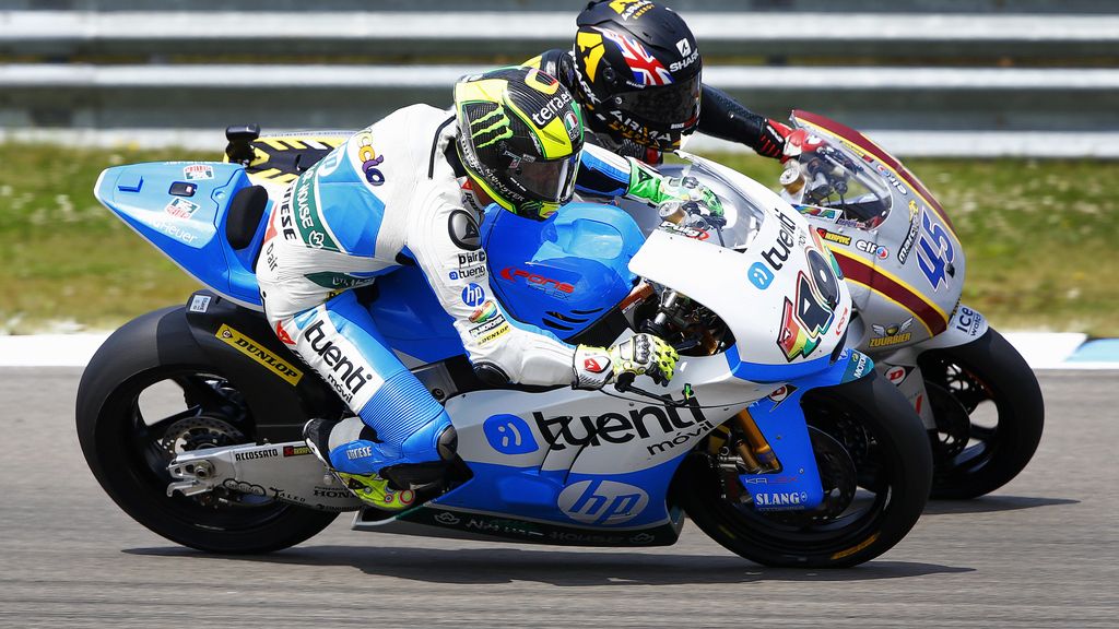 Pol Espargaró adelantando a Scott Redding