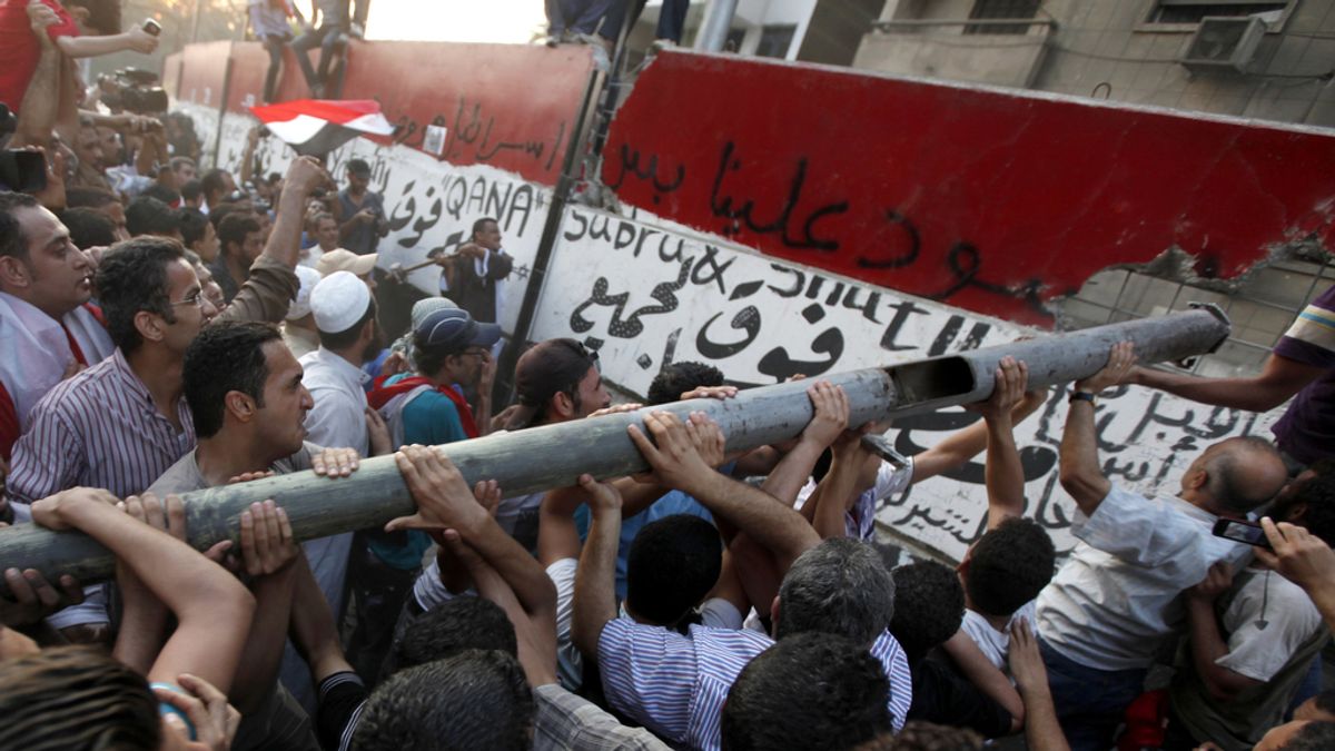 Cientos de manifestantes egipcios derriban el muro de la embajada israelí en El Cairo