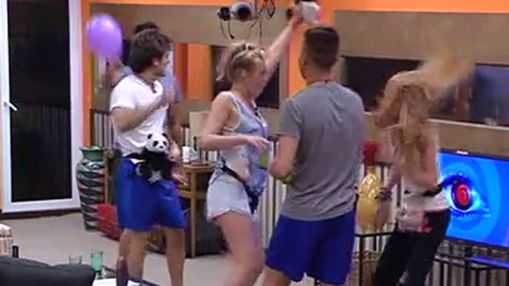 Disfrutando como enanos entre almohadas y peluches