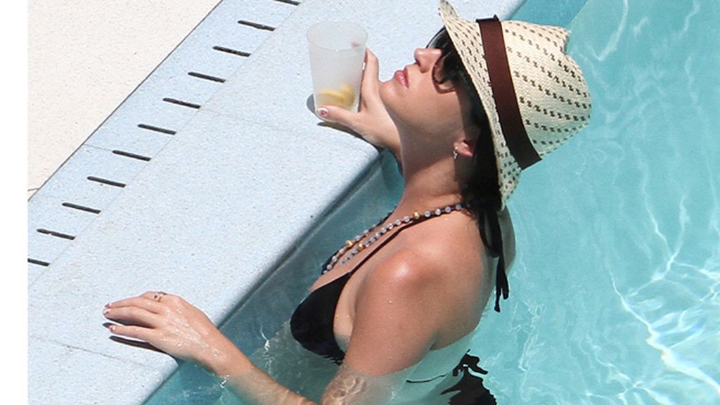 Katy Perry se distrae en la piscina con... Robert Pattison