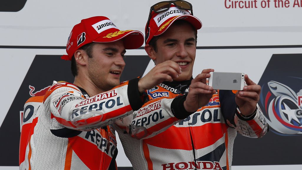 El actual campeón celebra el triunfo con Pedrosa y Dovizioso