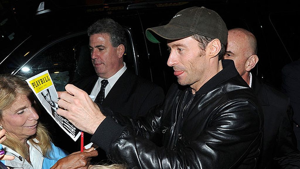 Hugh Jackman utiliza su garra izquierda