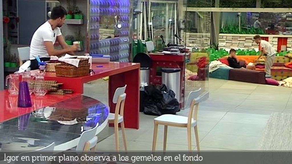 Igor en primer plano observa a los gemelos en el fondo