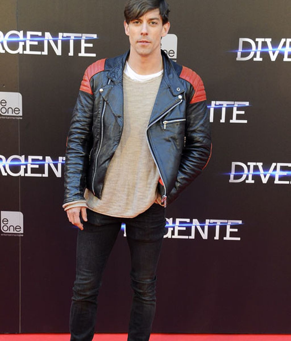 El actor Adrián Lastra también pasó por el photocall