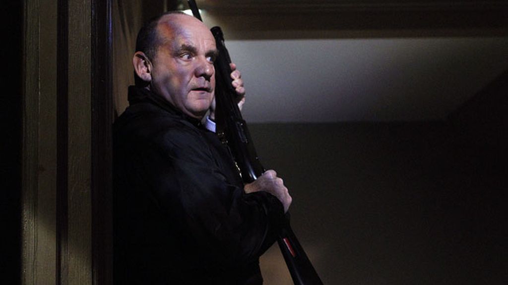 Las fotos de 'Violonchelo y adiós' (T11xC21) y 'En una oscura, oscura casa' (T11xC22)