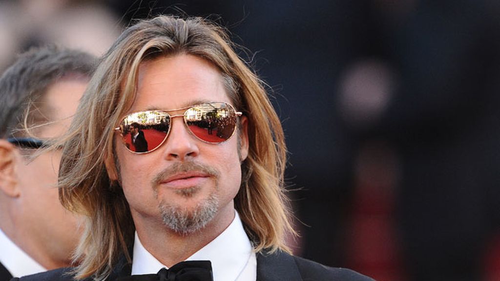 Irina, enseñando cacha, acompaña a Brad Pitt en la premier de su pelicula