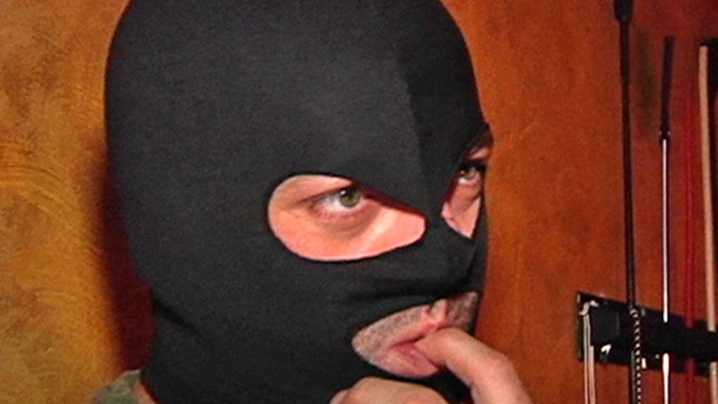 Un hombre con un pasamontañas