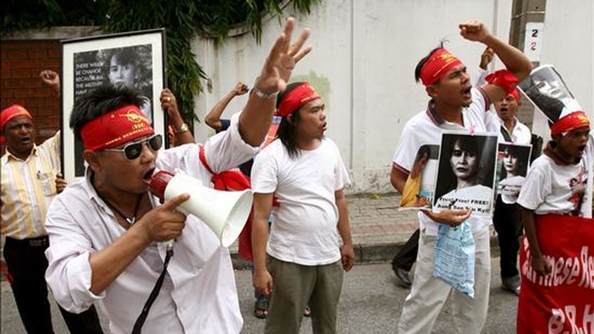 Defensores de la democracia gritan consignas durante una manifestación fente a la embajada de Birmania en Bangkok (Tailandia), el 11 de junio. Decenas de manifestantes pidieron la puesta en libertad de la principal opositora birmana Aung San Suu Kyi. EFE
