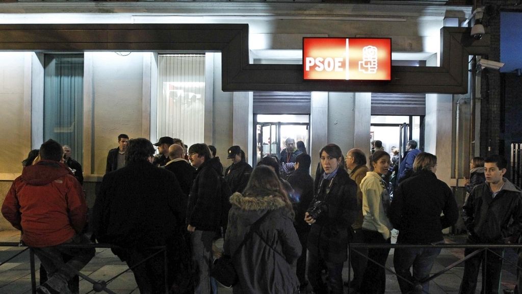 Simpatizantes del PSOE en la puerta de la sede del partido en Madrid