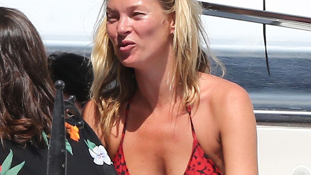 Kate Moss repite su liturgia de Saint Tropez, topless incluido, en compañía de su hija