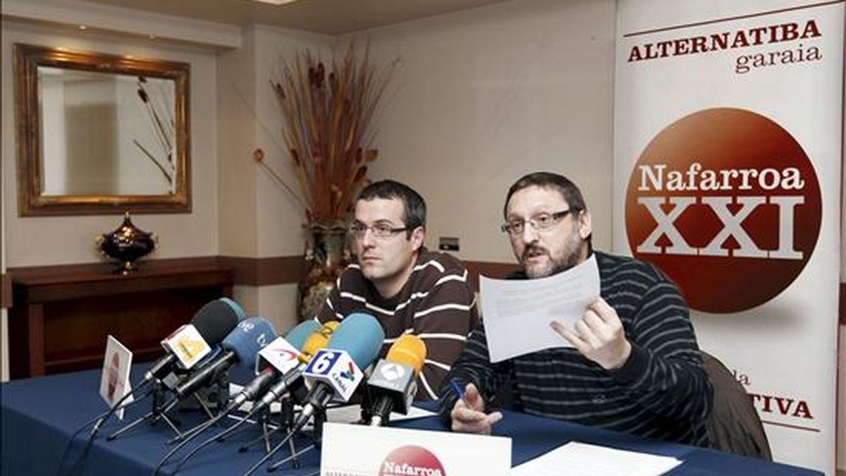 Los representantes de la izquierda abertzale Txelui Moreno (d) y Gorka Mayo (i), durante la rueda de prensa hoy en Pamplona en la que analizaron la negativa de Aralar a una concurrencia conjunta a las próximas elecciones en Navarra, asi como la situación política actual. EFE Los representantes de la izquierda abertzale Txelui Moreno (d) y Gorka Mayo (i), durante la rueda de prensa hoy en Pamplona en la que analizaron la negativa de Aralar a una concurrencia conjunta a las próximas elecciones en Navarra, asi como la situación política actual. EFE
