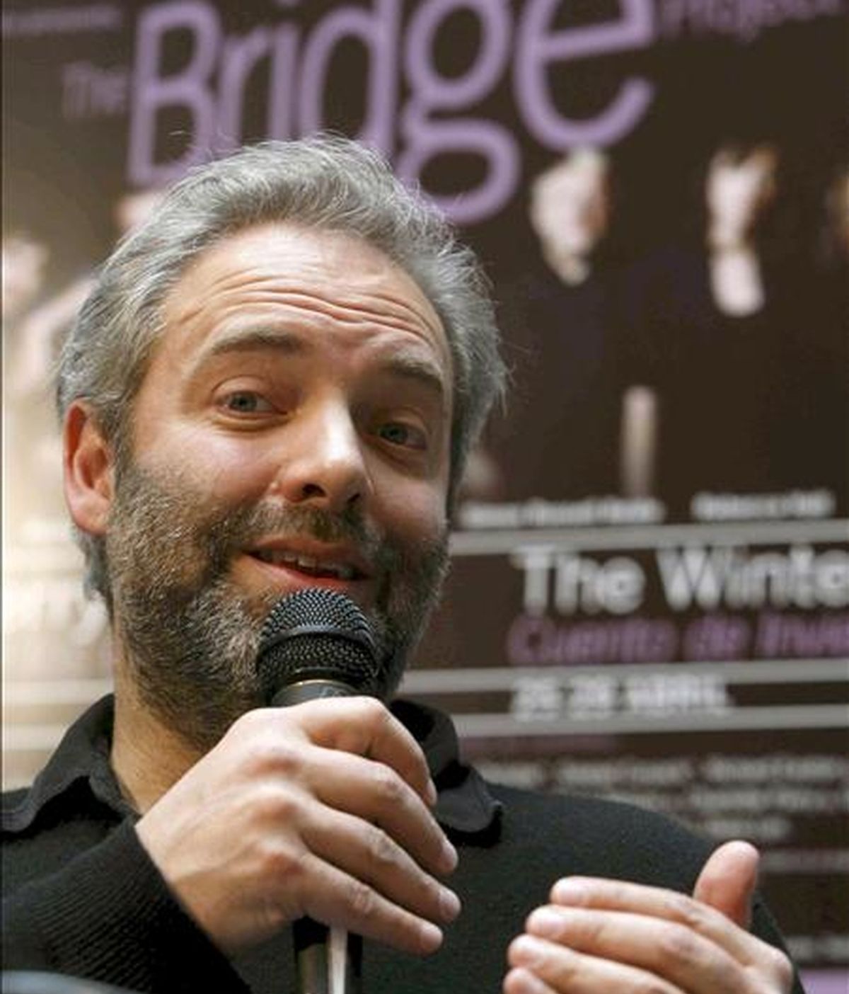 El ganador de un Oscar por "American Beauty", Sam Mendes, durante la presentación el jueves de su aventura teatral transoceánica "The Bridget Project", con la que llega al Teatro Español para representar "El jardín de los cerezos" de Chejov y "Cuento de Invierno" de Shakespeare. EFE