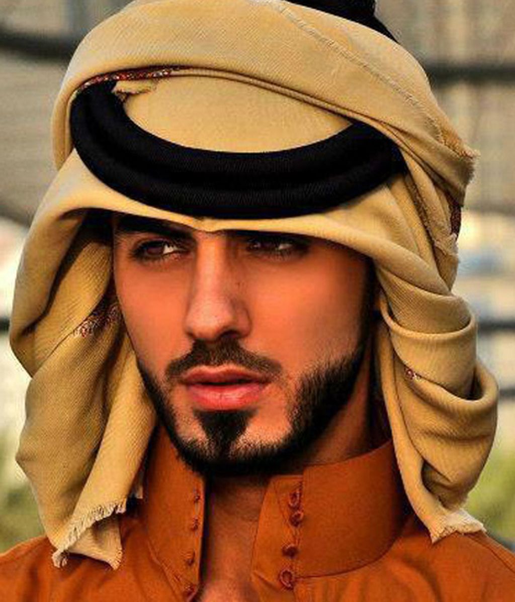 El hombre expulsado por guapo de Arabia Saudí, al descubierto