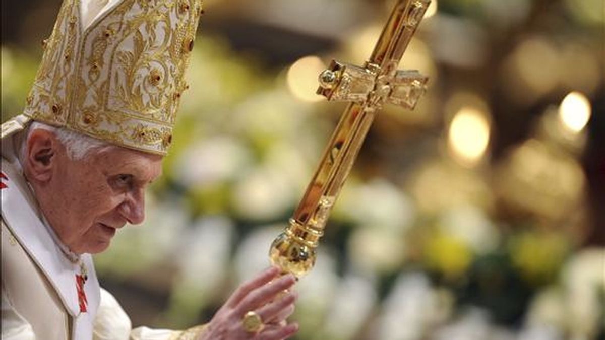 El papa Benedicto XVI ofrece la primera misa del año e la basílica de San Pedro en Ciudad del Vaticano hoy. EFE