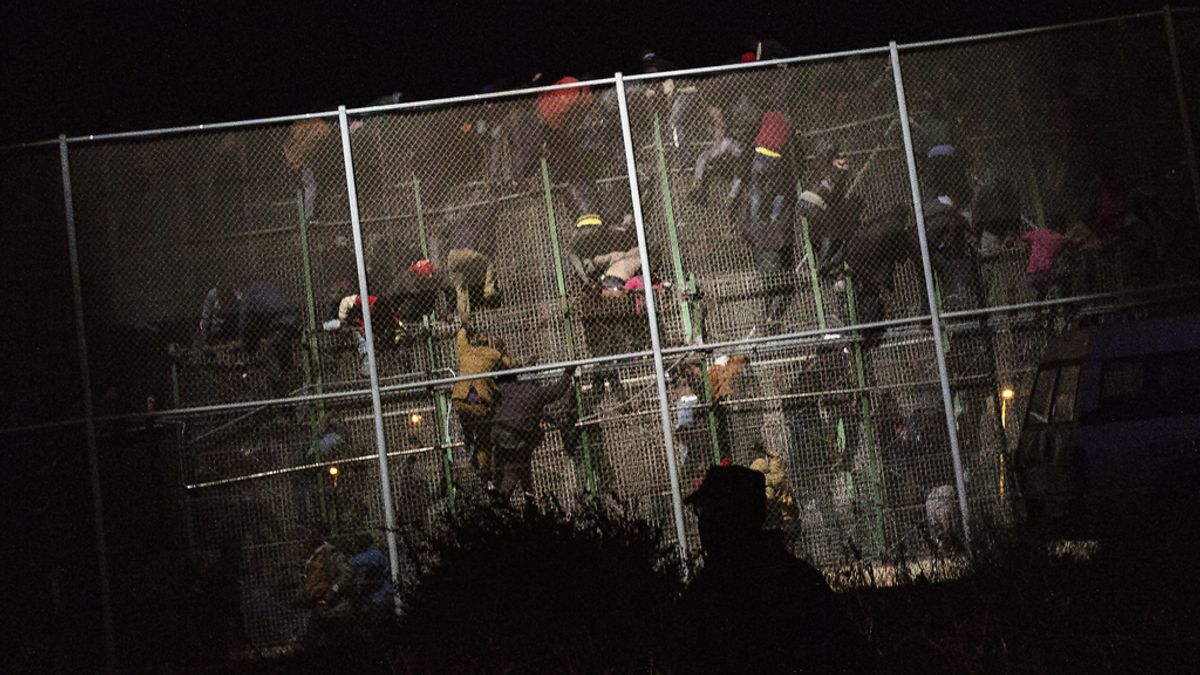 Cuatrocientos inmigrantes logran saltar la valla en Melilla