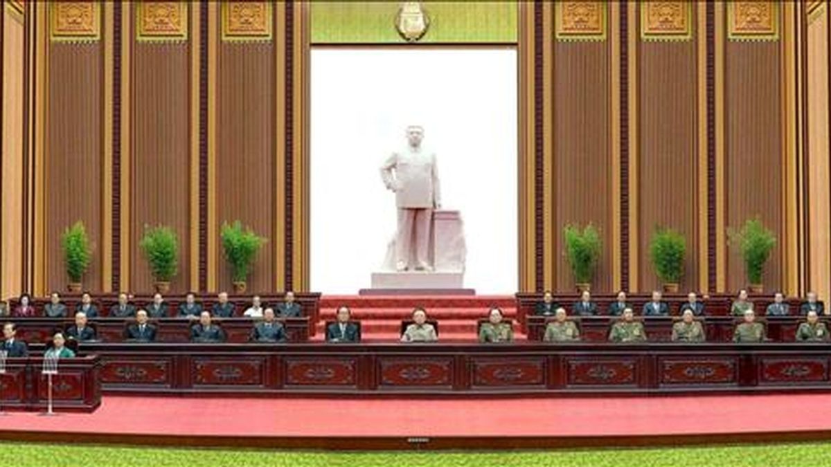 El líder norcoreano Kim Jong-il (c) participa en una reunión de la Asamblea Popular Suprema en el Mansudae Hall. EFE