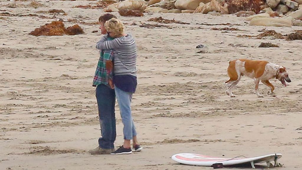Besos y abrazos en la playa... la viva imagen de la felicidad