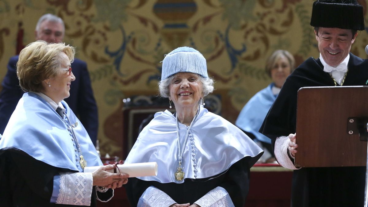 Elena Poniatowska durante la ceremonia de investidura como doctora honoris causa