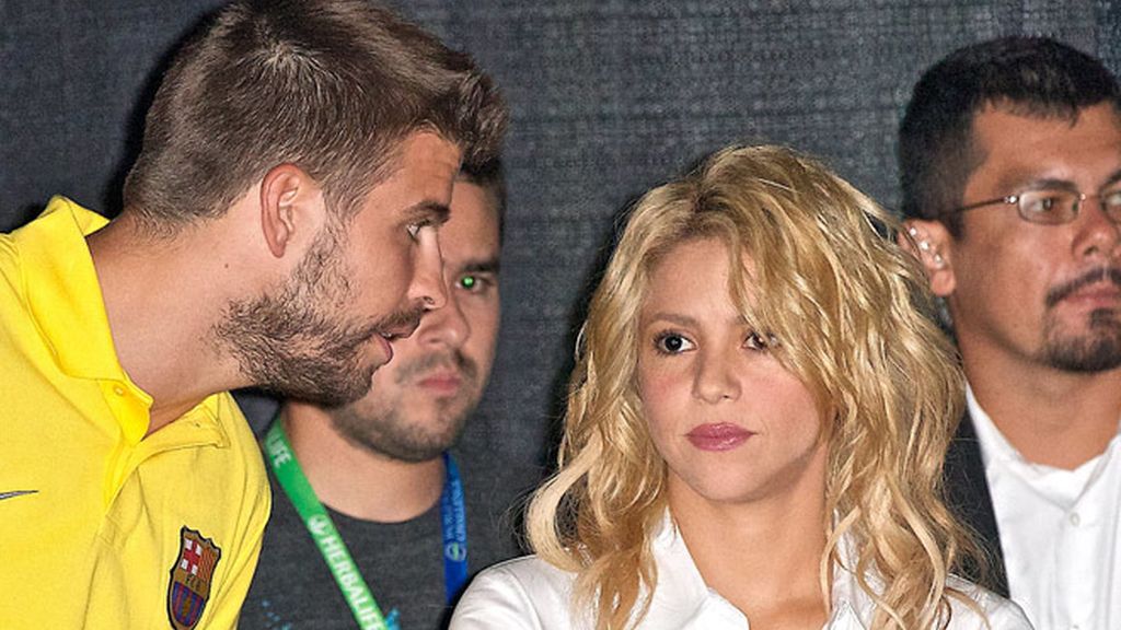 Shakira y Piqué, con los niños descalzos