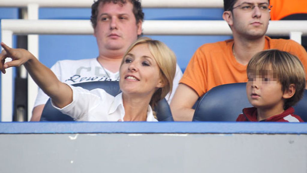 Cayetana Guillén Cuervo junto a su hijo