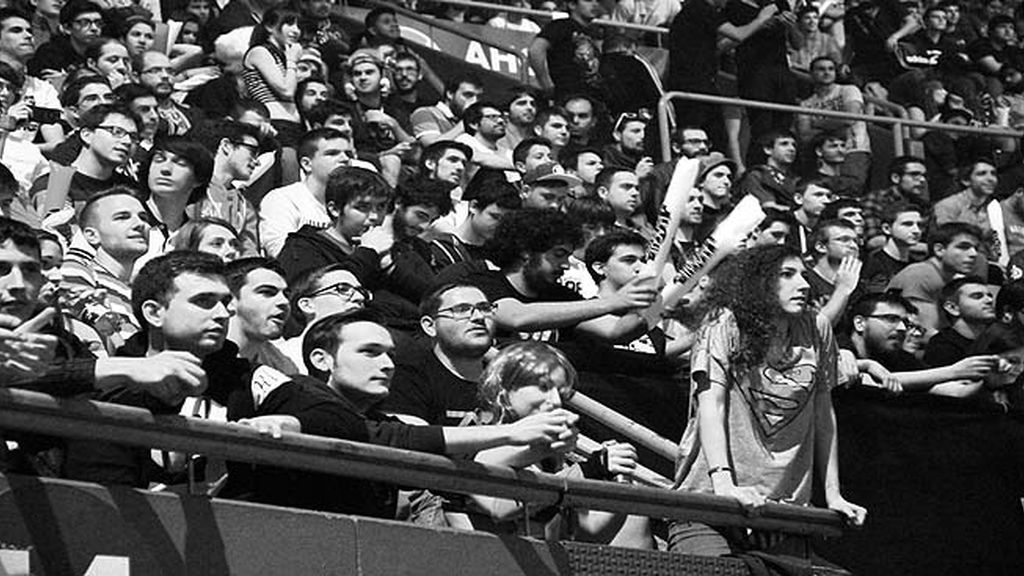 Miles de aficionados jalean a los equipos durante las finales de la 'LCS' en Madrid