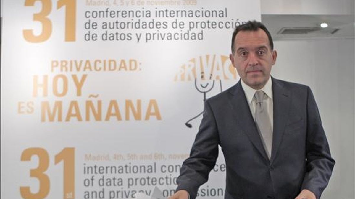 El director de la Agencia Española de Protección de Datos, Artemi Rallo, durante la rueda de prensa que ha ofrecido hoy, para presentar las conclusiones y resoluciones adoptadas en la 31 Conferencia Internacional de Privacidad. EFE