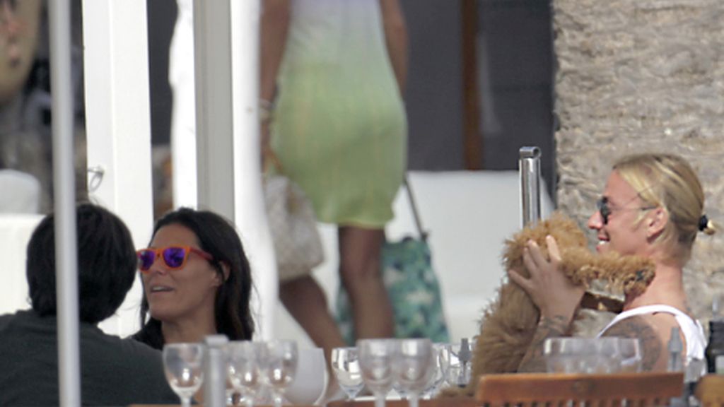 Guti, en Ibiza sin Romina, se vuelca en un peludo amigo