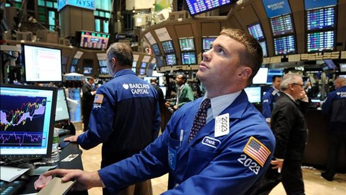 Negociantes trabajan este 23 de julio a pocos minutos de la campana de cierre de la bolsa de valores de Wall Street en Nueva York, EE.UU. El índice Dow Jones de Industriales subió un 0,99% al cierre de la sesión. EFE