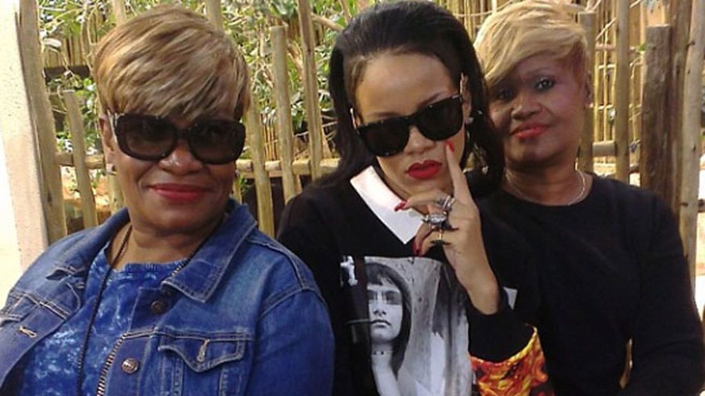 La 'pantera' Rihanna saluda a sus amigos africanos