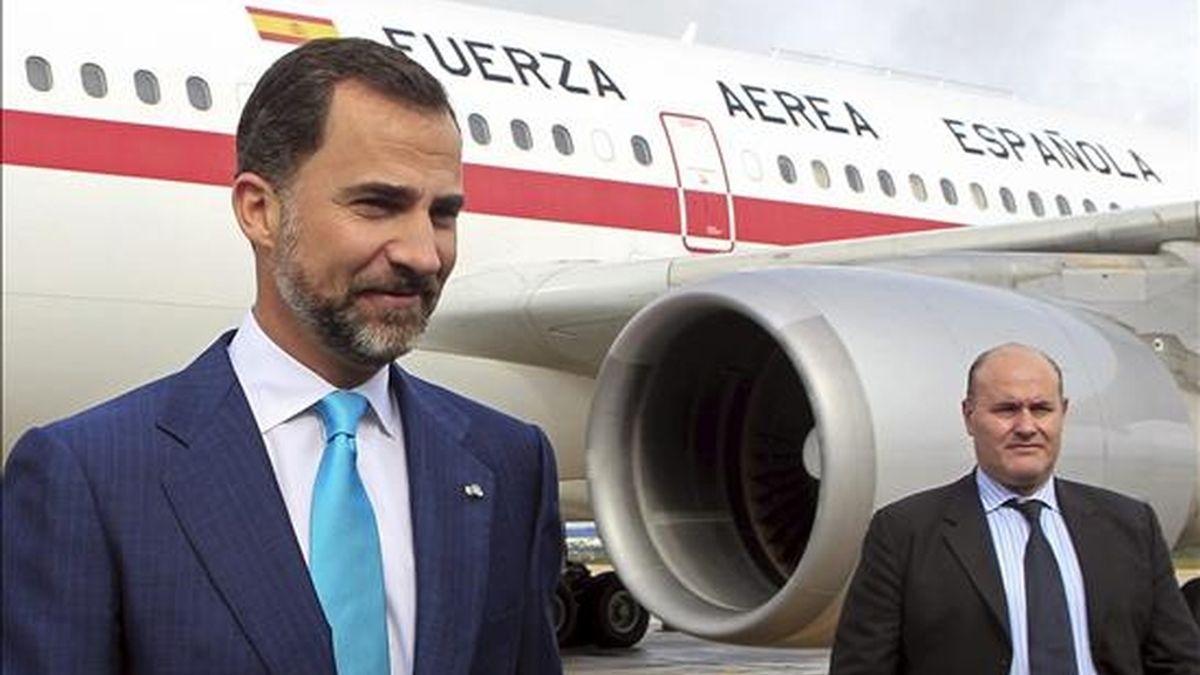 El príncipe de Asturias, Felipe de Borbón, a su llegada hoy la Base Aérea de Brasilia, donde aterrizó el avión de la Fuerza Aérea Española en el que viajó, para asistir a la investidura de Dilma Rousseff como primera presidenta de Brasil. EFE