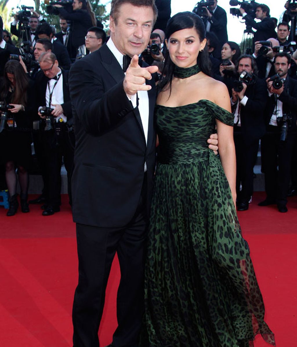 Irina, enseñando cacha, acompaña a Brad Pitt en la premier de su pelicula