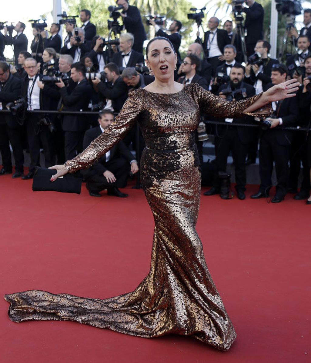 Rossy De Palma, con vestido de manga larga con cola bañado en bronce