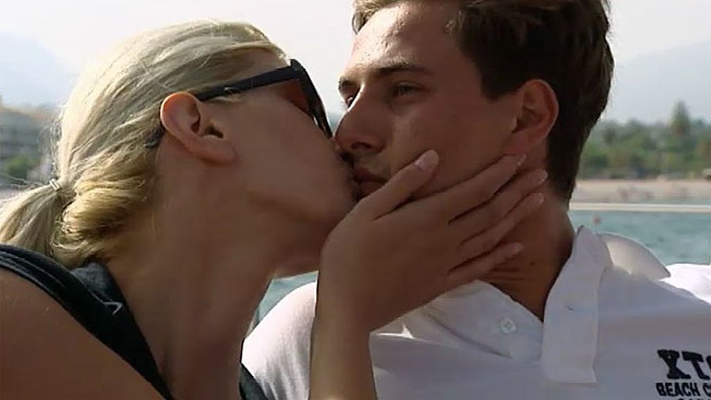 Un beso y un paseo en moto muy poco románticos