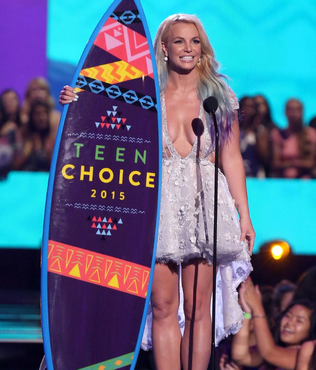 El escotazo de Britney o el pelo rojo de Rita Ora: los 'Teen Choice Awards', foto a foto
