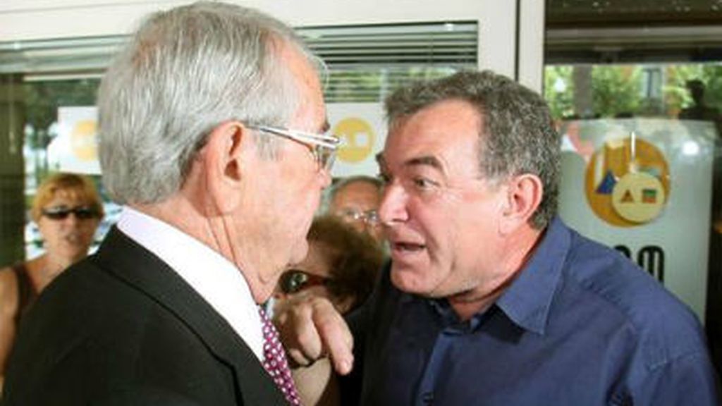 El vicepresidente de la Caja de Ahorros del Mediterráneo (CAM), Armando Sala, es increpado por uno de los miembros de la Plataforma de Afectados por las Cuotas Participativas de esta entidad.