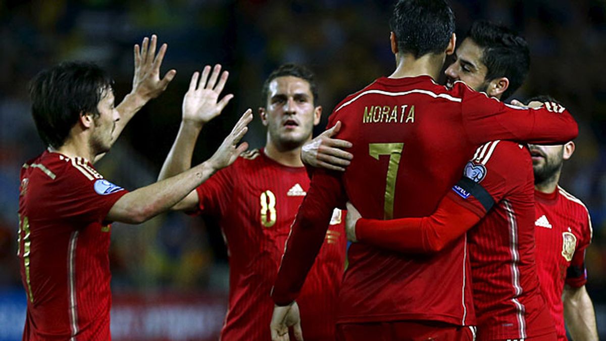 Morata celebra con Isco el gol ante Ucrania