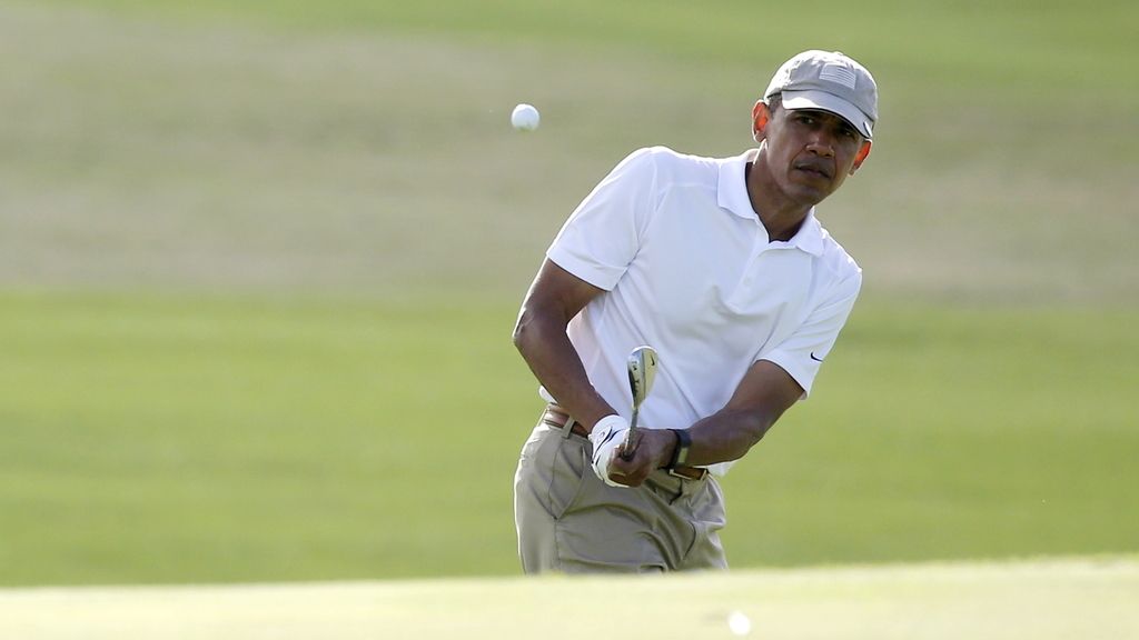 Barack Obama se relaja jugando al golf (03/01/2016)