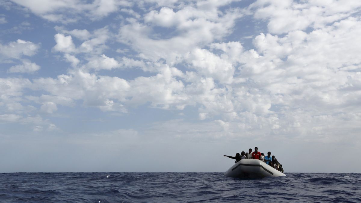 Imagen de archivo de una embarcación con inmigrantes en las costas de Lampedusa