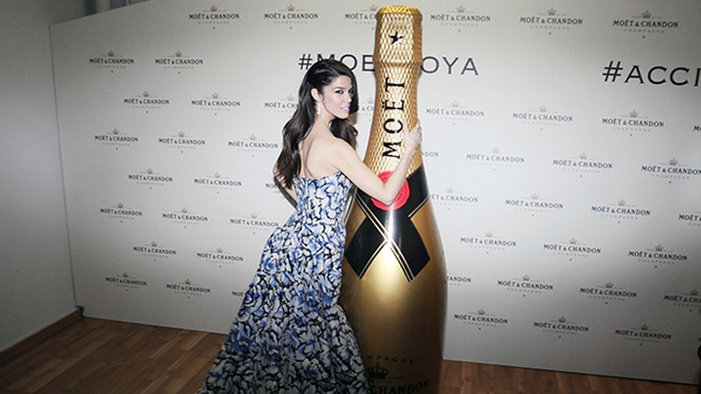 Bellísima Juana Acosta con su vestidazo de Carolina Herrera