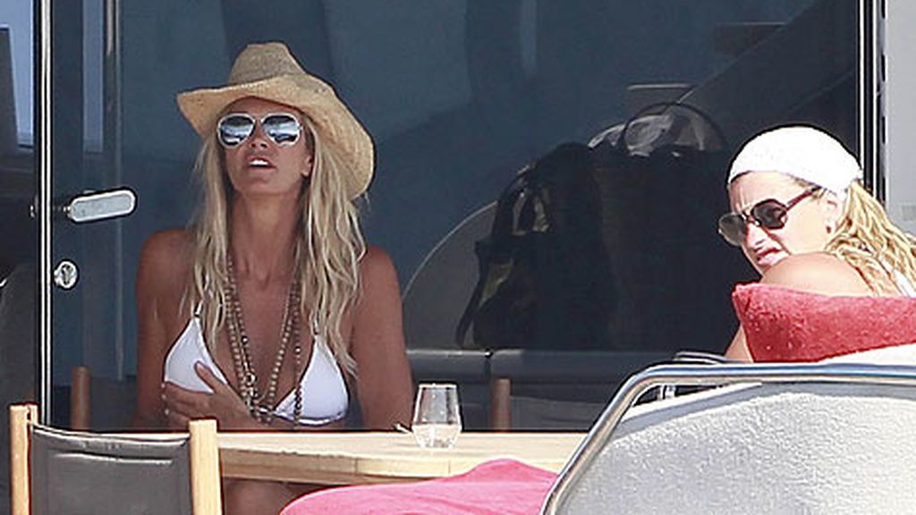 La modelo descansa en la isla de Ibiza