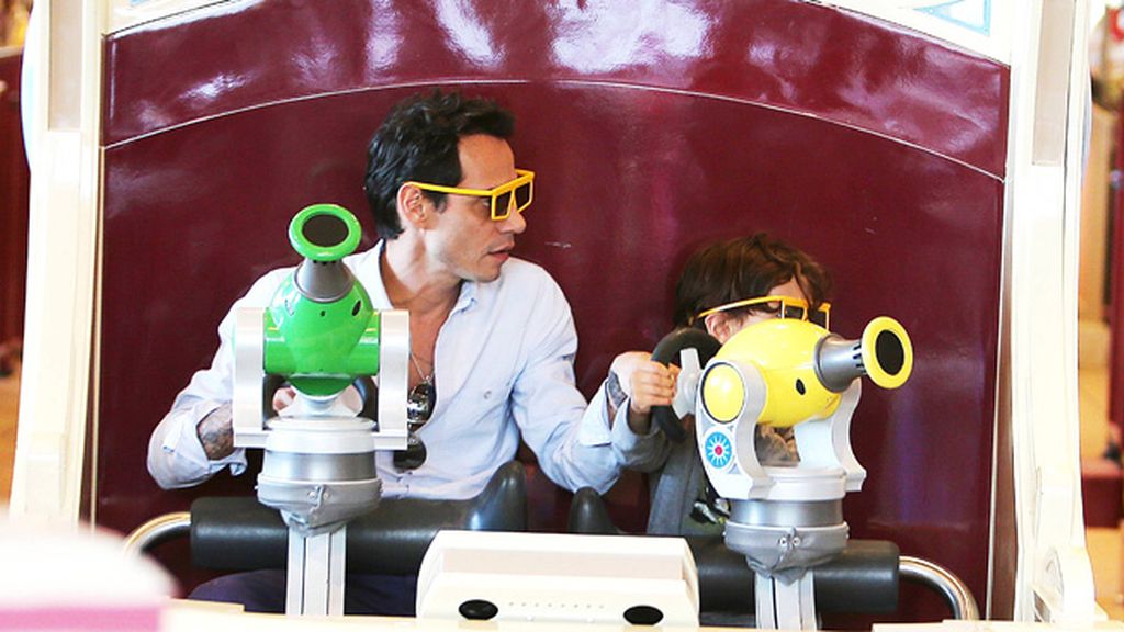 Marc Anthony presume de nueva novia junto a sus hijos en Disneyland